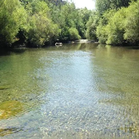 Riviere Et Cascade *